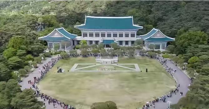 我问了韩国留学的朋友，为什么韩国申遗项目突然被联合国卡住了。​他翻着桌上半米