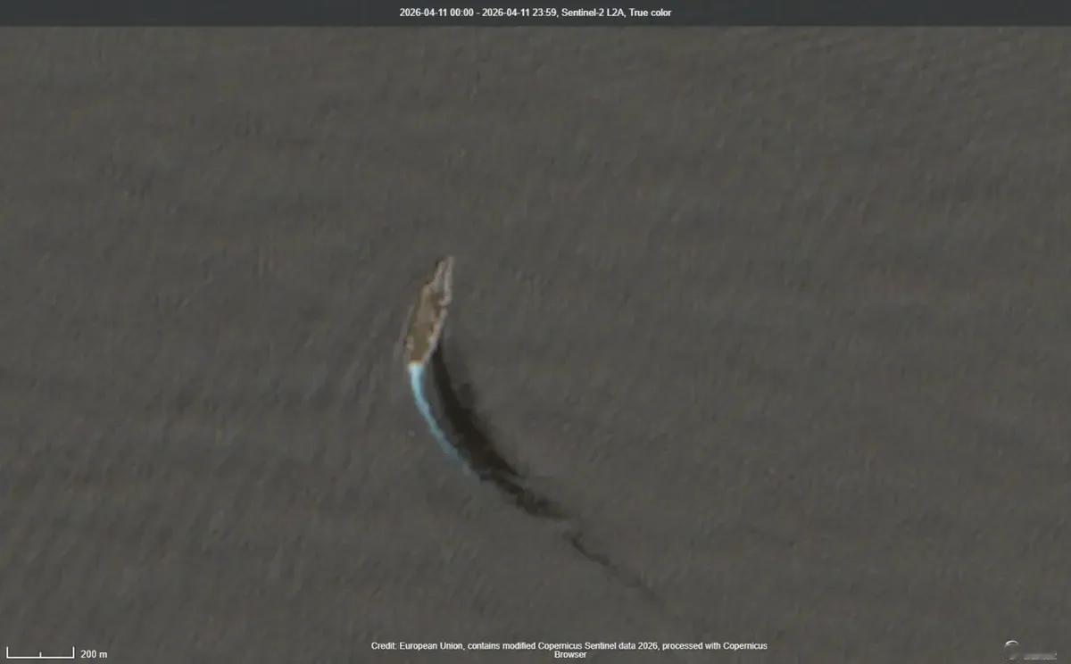 林肯号航母又回来了，伊朗说要击沉它！已经被伊朗导弹打击两次，被迫撤离伊