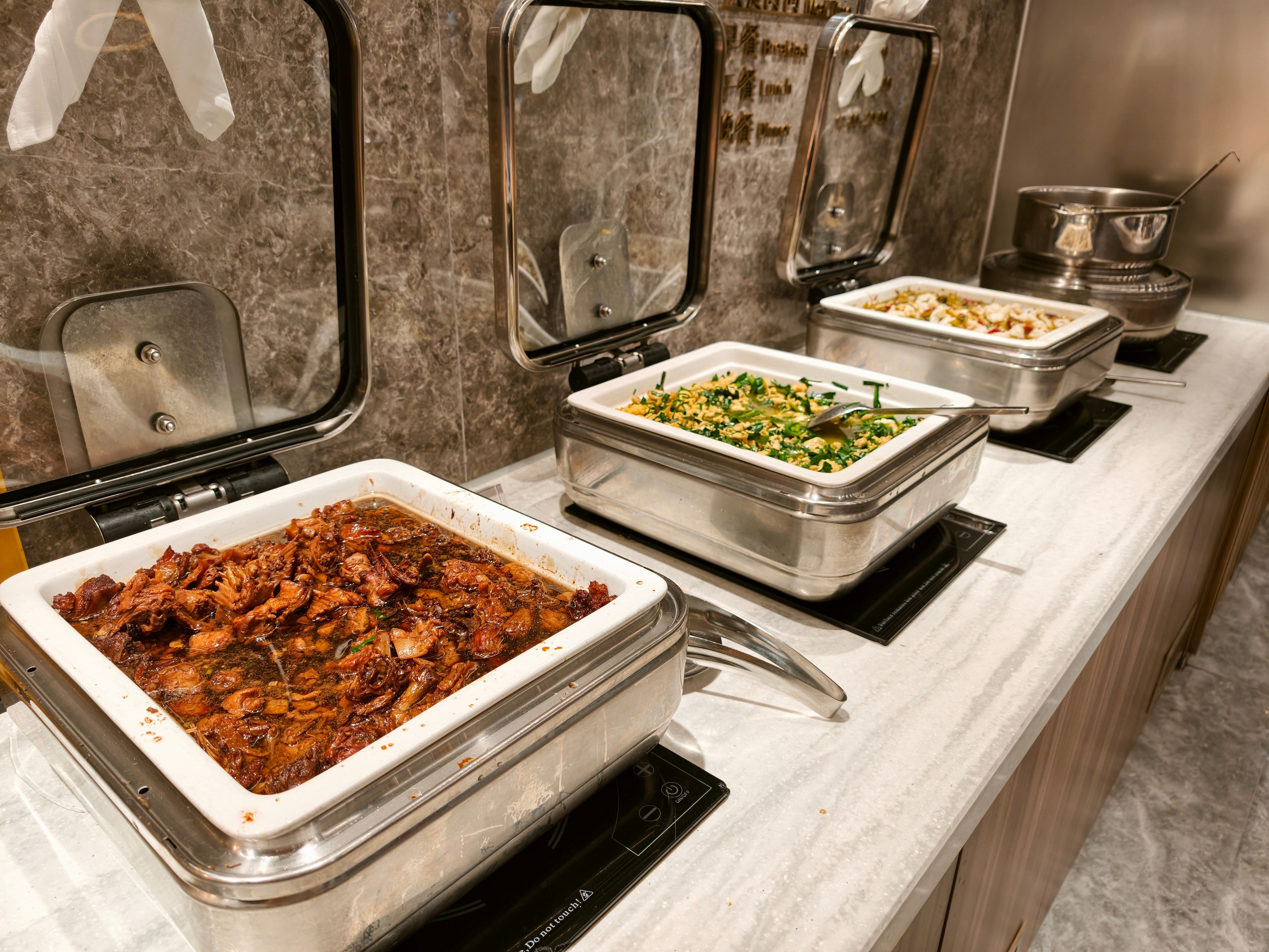 我来的不晚，飞机晚点了到头等舱休息室，感觉不吃点东西有点亏啊