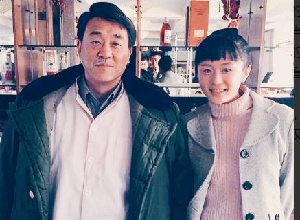 1997年，何冰参加同学聚会，一个女生拍着何冰肩膀说：“何冰，我都快30岁了，要