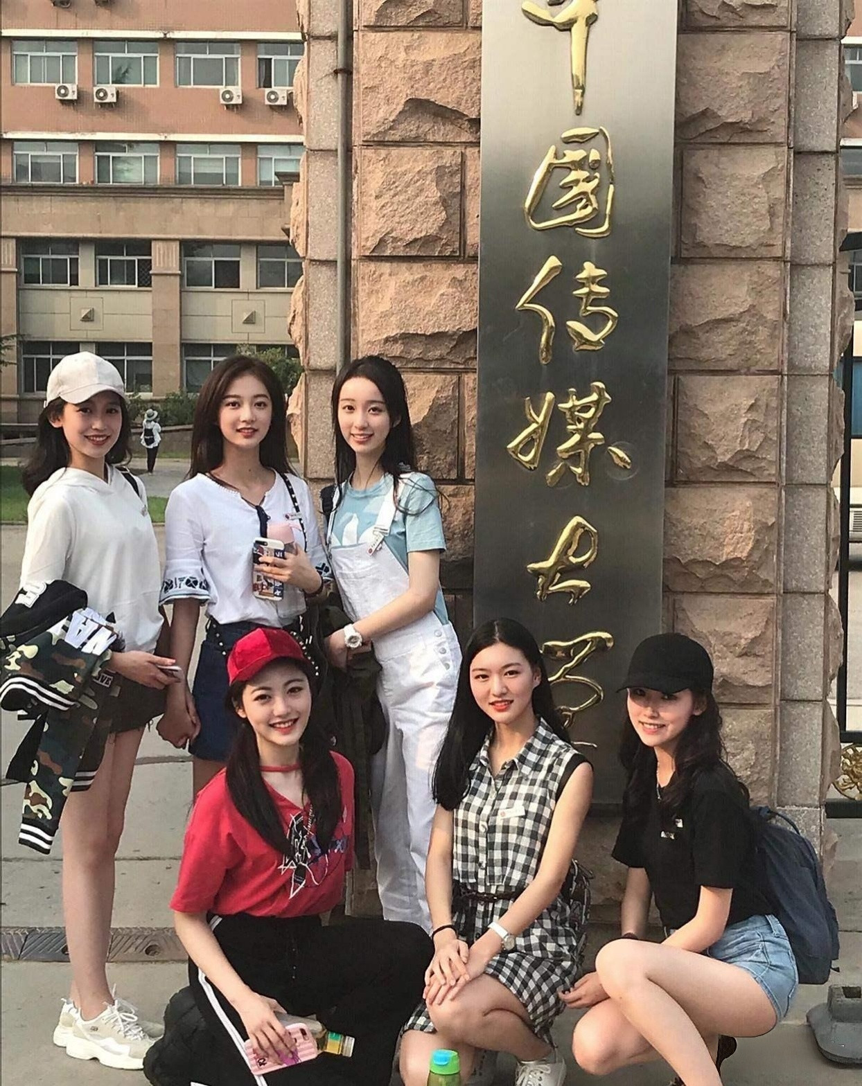 网上很火的一组照片,大学四年时光,他们六人最大的变化是什么?