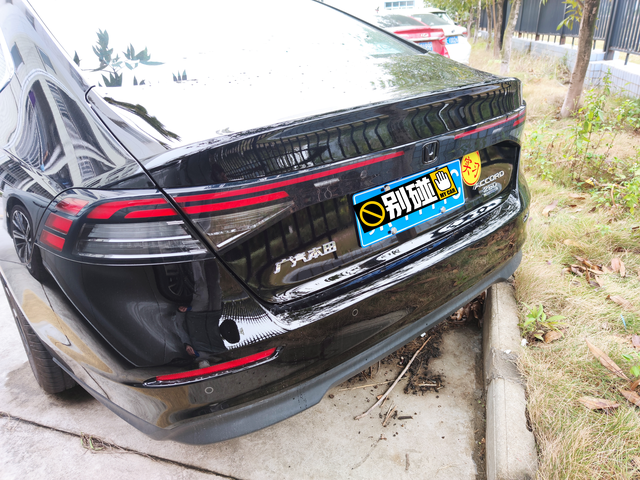 十一代雅阁加装1.贴了车衣感觉没有想要的增亮效果；大家贴的话不拆尾箱字标，贴回