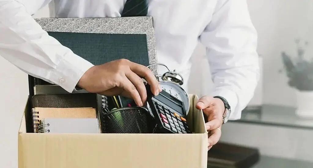 上海，男子因工作问题和领导大吵一架，领导指着他鼻子说了一句“滚”，男子头也不回走