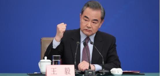 王毅外长当着全世界的面教训日本？在8月15日，日本投降的80周年纪念日上，我们的