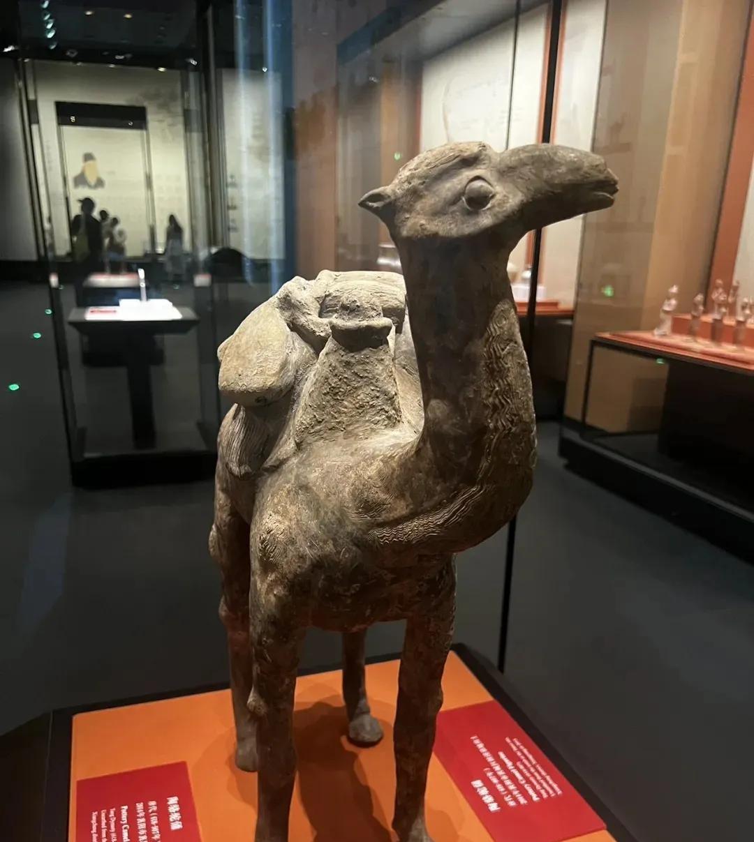 公元624年，唐高祖李渊因突厥南侵的压力，考虑迁都襄阳以避战乱。这一提议得到了太