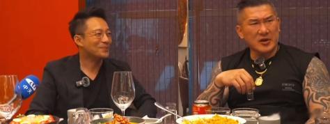 台湾网红馆长连连赞叹大陆行当台馆长踏上上海街头，一场欢乐的合影盛宴就此开启！民众