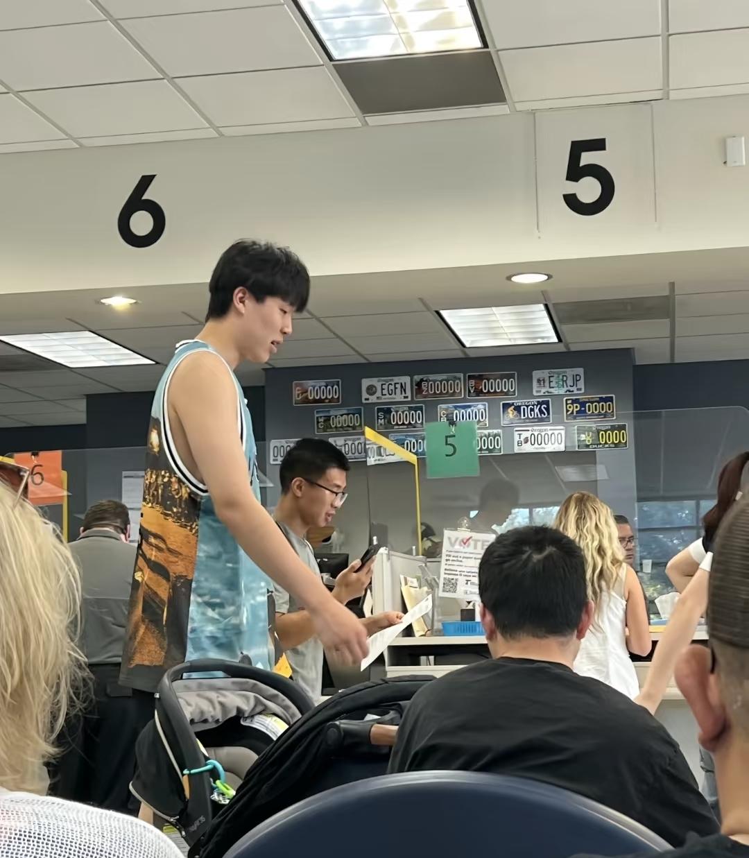 杨瀚森被网友偶遇在美国排队报名考驾照，疑似女友陪伴在旁！杨瀚森前几天晒出在吃