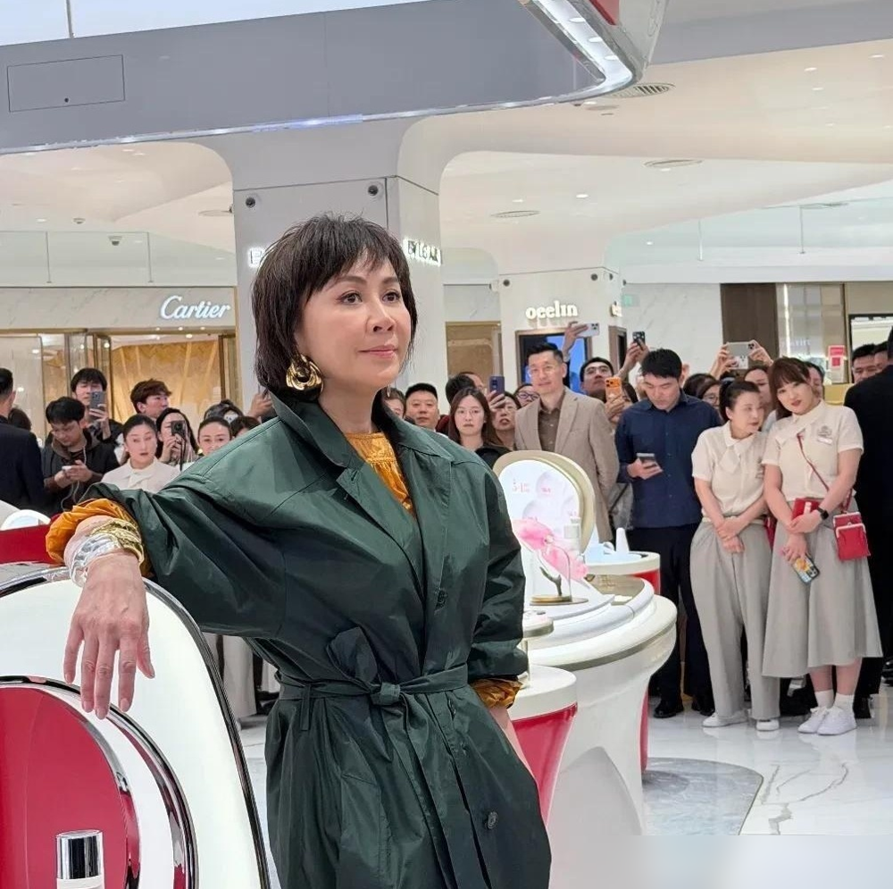 60岁刘嘉玲顶着一头白发就出来了，素衣素脸，皱纹全摆在明面上，一点没遮。搁以前，多少人骂她硬撑，非要