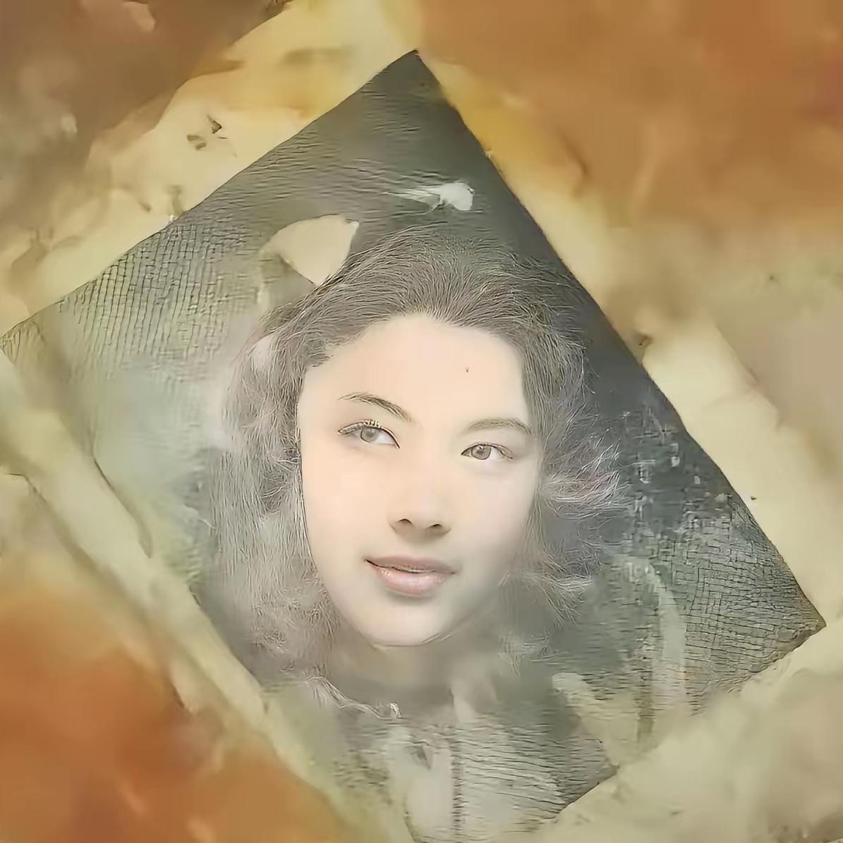 2016年，韩国送回一批烈士遗骸。其中一个骨灰盒里有个小铜镜，打开发现夹着张旧照