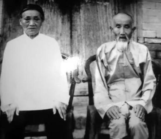1938年，一个鬼子跑到老太太家搜查，发现院里的枣又大又甜，便想全部带回去，就在