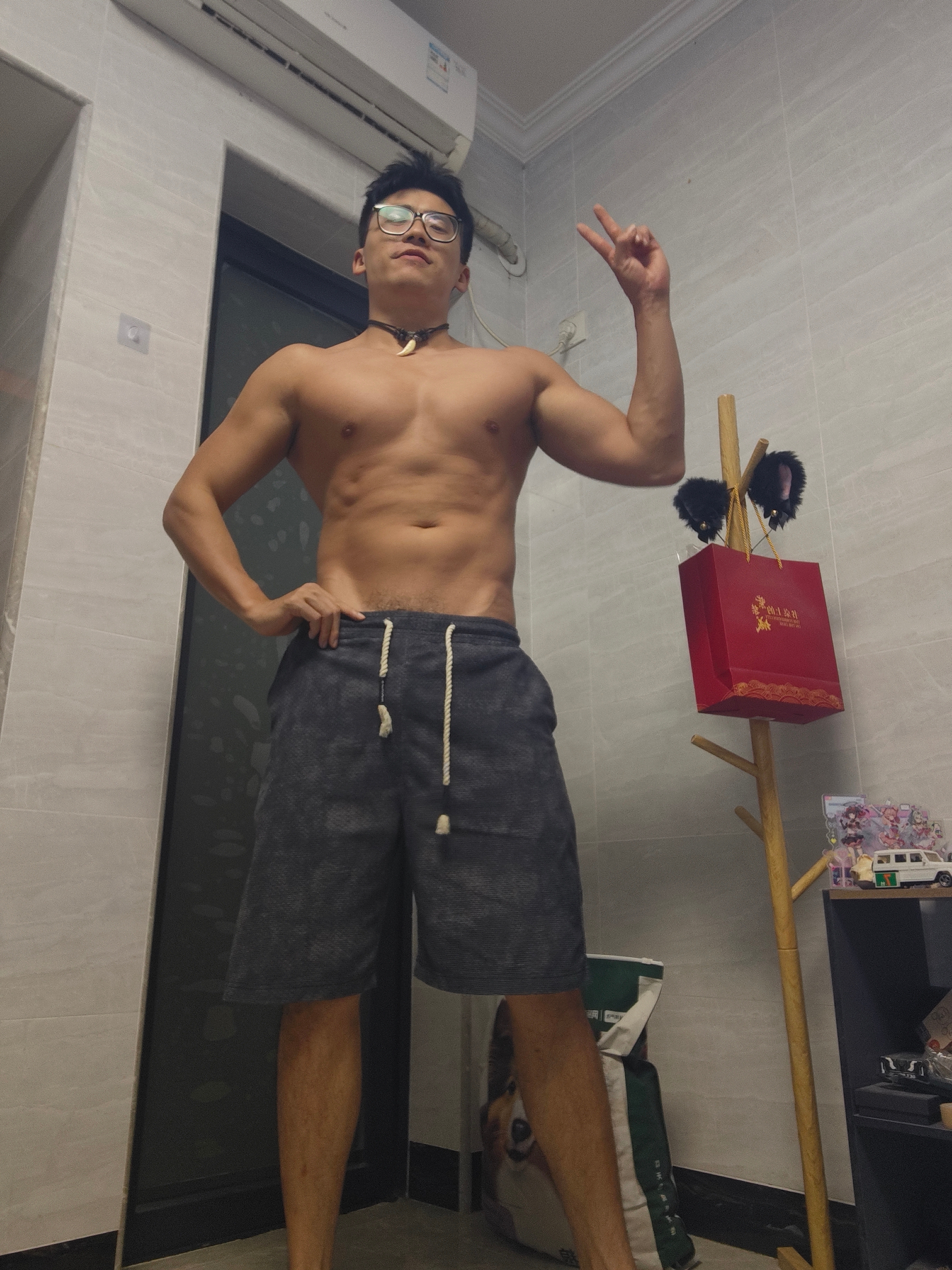 昨晚做了570个俯卧撑，看起来真的好圆好大