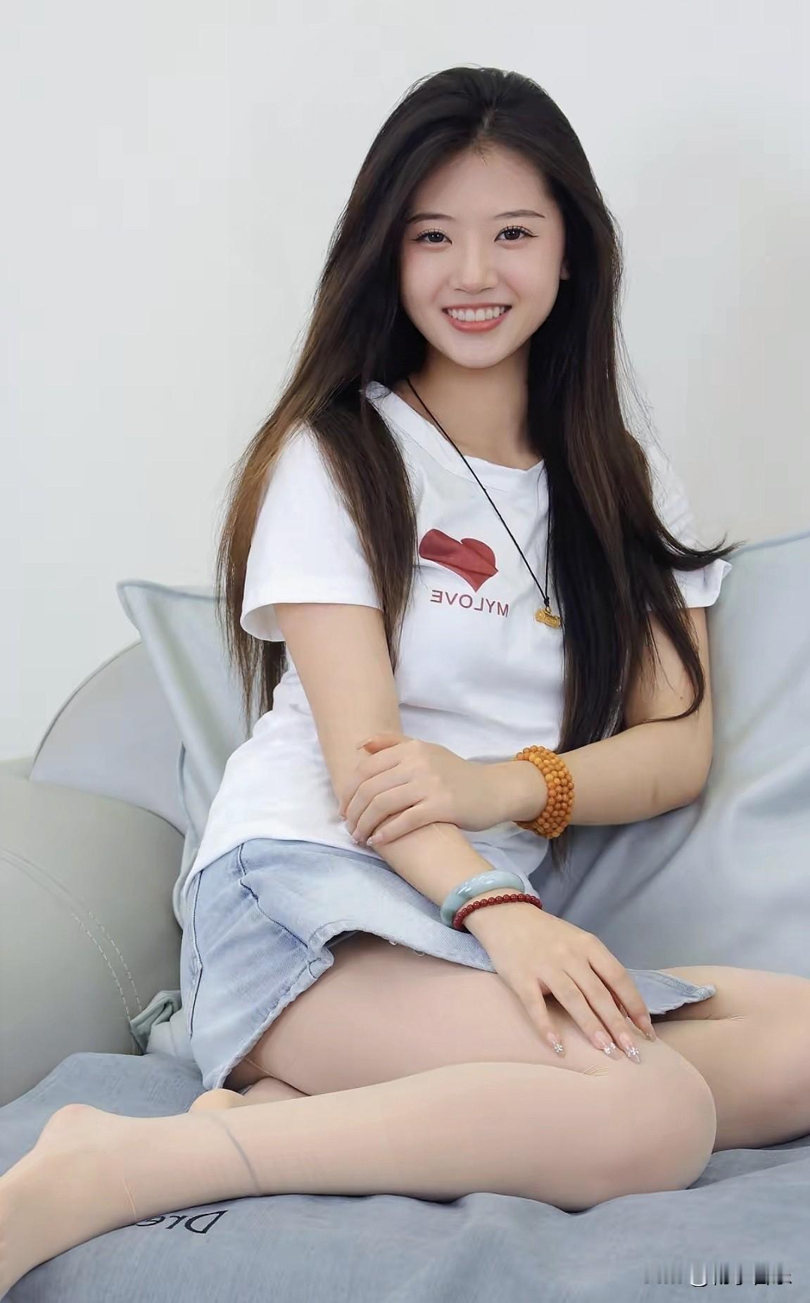 元气少女坐沙发上，穿搭时尚，微笑迷人！😊👗💖元气甜美穿搭小清新穿搭写真