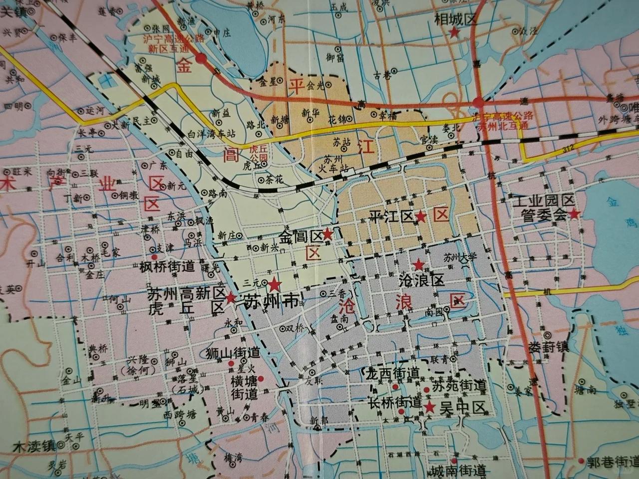 苏州的多中心格局确实契合其自身肌理，县域底盘扎实，老城限高让园林与古街成了集中