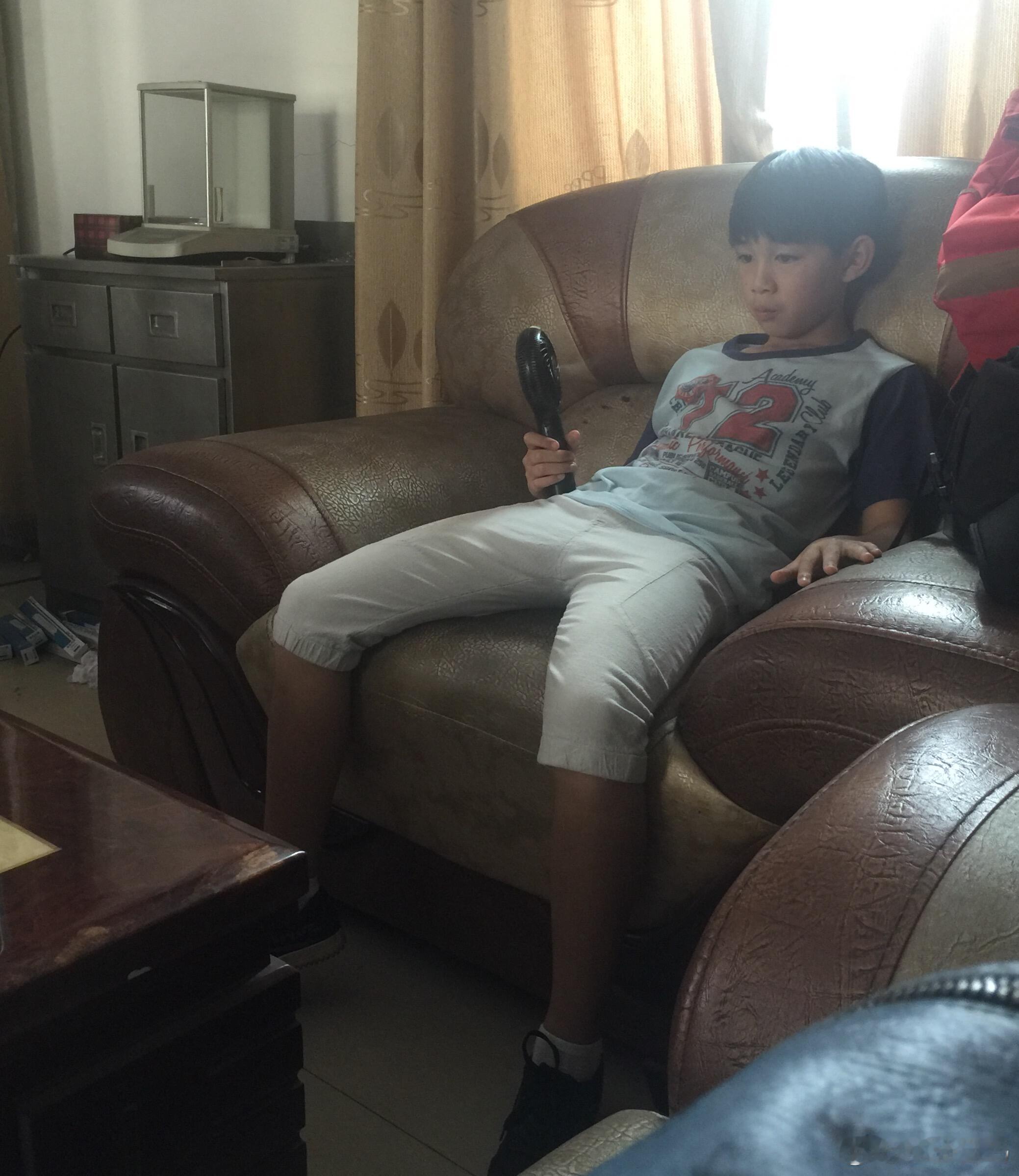 是你吗荣梓杉还记得16年暑假当时去朋友剧组探班印象中的你爱吃棒冰吵着让妈