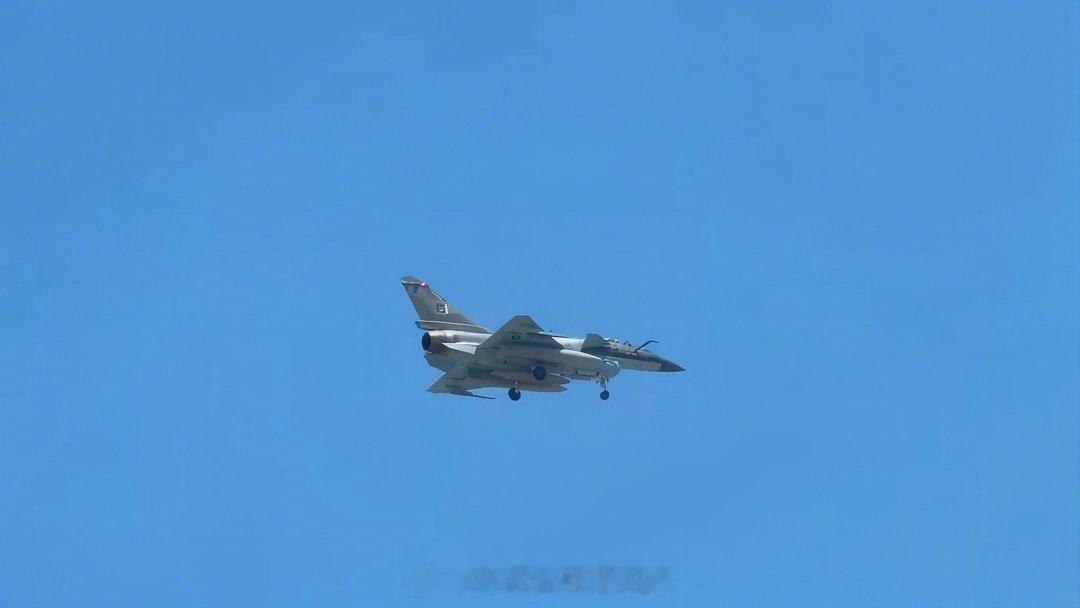 巴基斯坦空军疑似新交付的两架沙漠迷彩的J-10CE多用途战斗机，还没有刷序列号。
