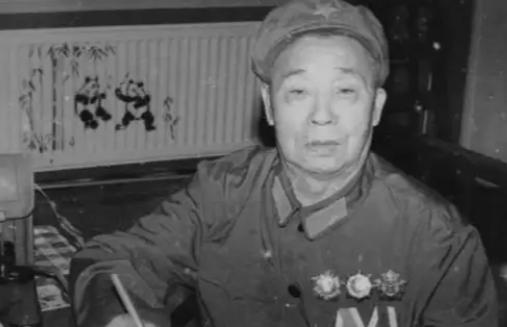 1947年，四野一位师长娶了牺牲战友的遗孀。新婚夜，他没碰新娘，反而对着她提了个