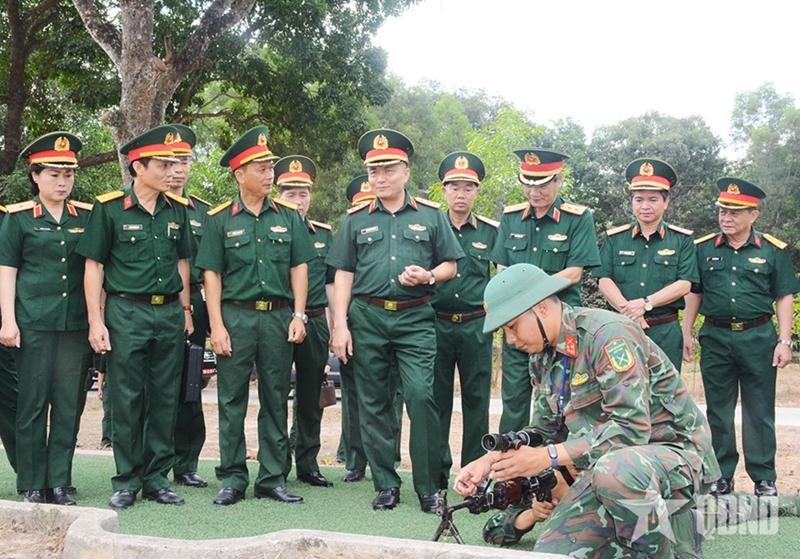 越军各总部组成工作组视察越军2号陆军军官学校越南《人民军队》报道：4月6日上午