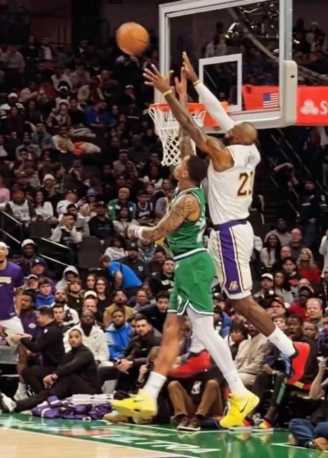 头撞篮板！詹姆斯这弹跳依然在线！本赛季，41岁的詹姆斯已经有36次扣篮，其中