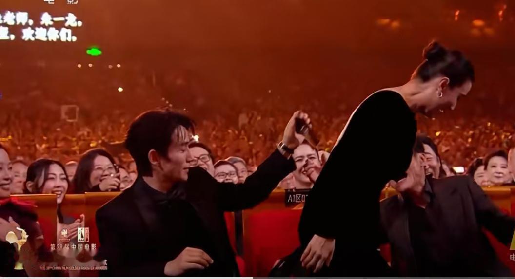 朱一龙帮宋佳摘掉黏在背上的姓名贴！笑死😂，竟然上热搜了。在今晚金鸡奖主持人