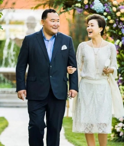 一年春晚，6名主持人，彩排完，导演组突然决定不用某位主持人，然而没有一个人去通知