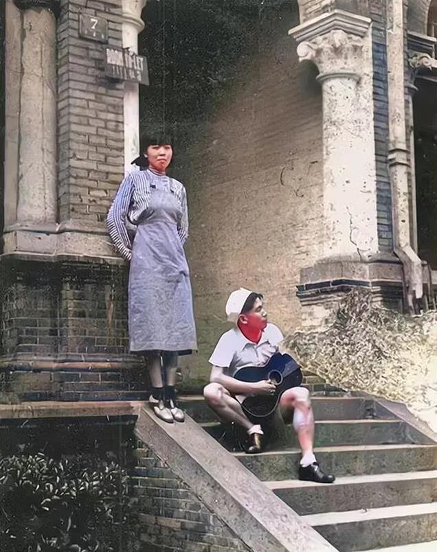 1937年上海，26岁的萧红与30岁的萧军留下这张前卫合影。彼时萧红已在鲁迅提