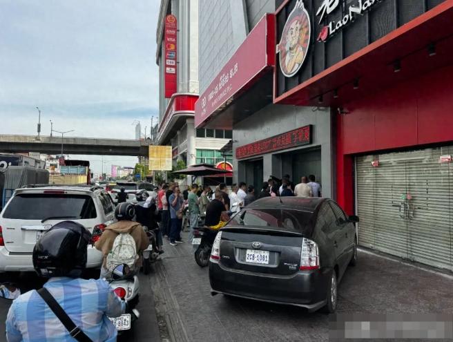 柬埔寨汇旺银行遭到连续挤兑！目前取钱取不到的储户，直接八折甩卖自己的存款，就