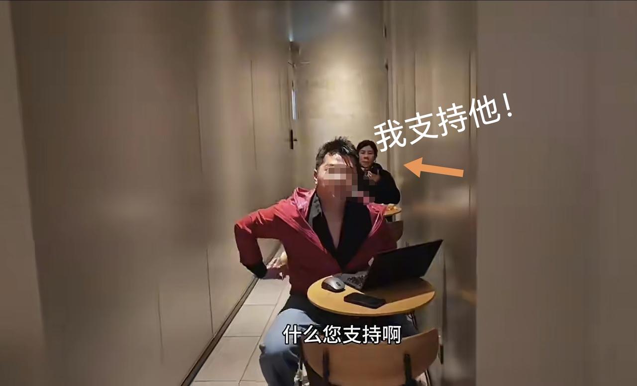 “她为什么要网曝自己”？女子在星巴克内大声喧哗，一男子实在忍不住上前提醒，却反被