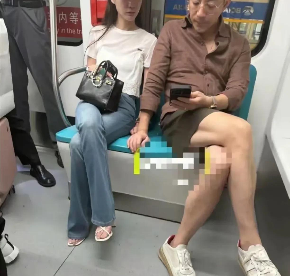 汪小菲和马筱梅两口子也太接地气了，提着昂贵名牌包包坐地铁体验生活。一对豪门网红夫