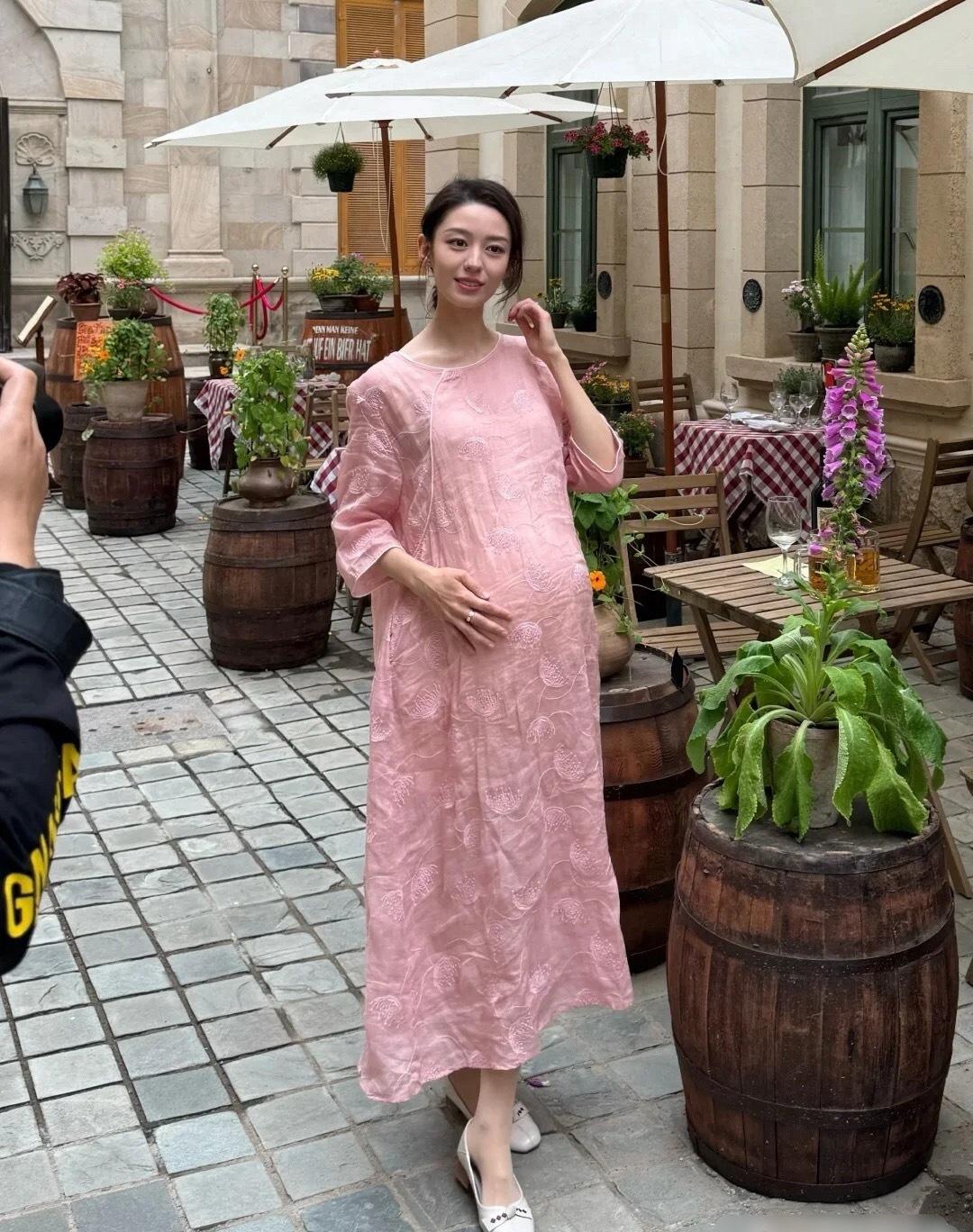 明星怀孕都这样吗？除了肚子哪里都不长肉不显胖，看看她的脸、脖颈、手腕、脚踝这