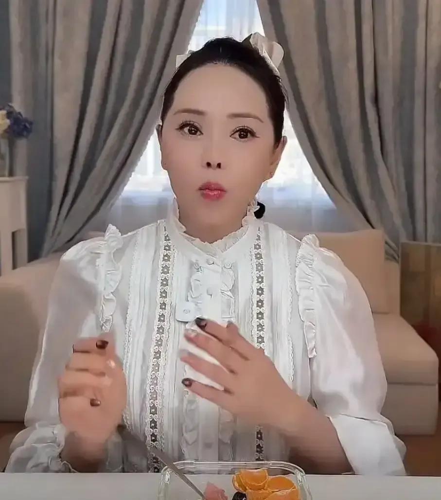 伊能静中午开直播，镜头里就一盘橘子西柚蓝莓，她说今天清肠，吃得简单心才干净。5