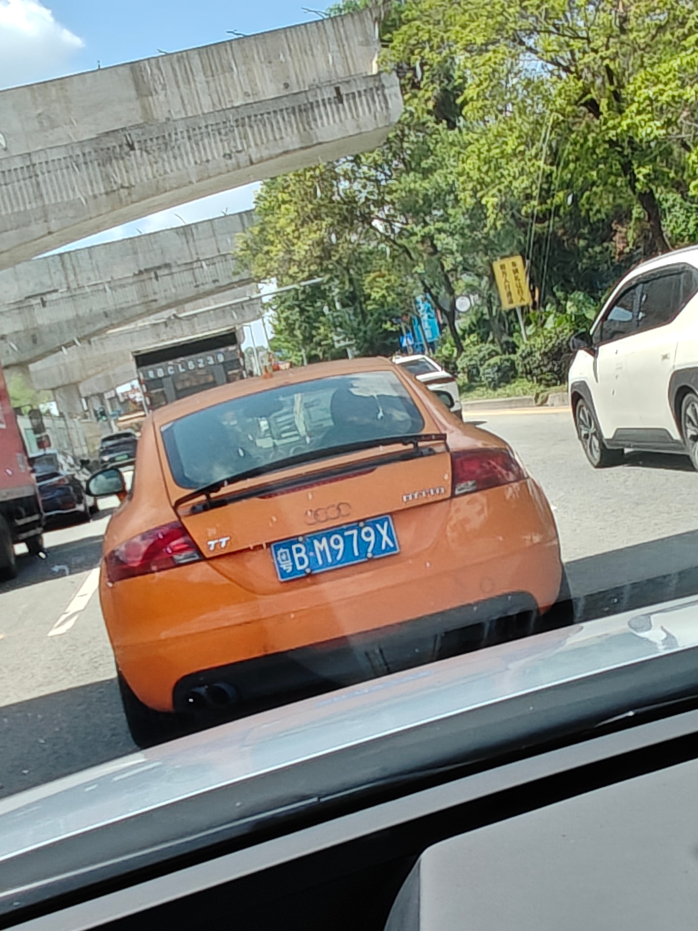 虽然logo跑丢了，但依然知道这是一台奥迪​​​