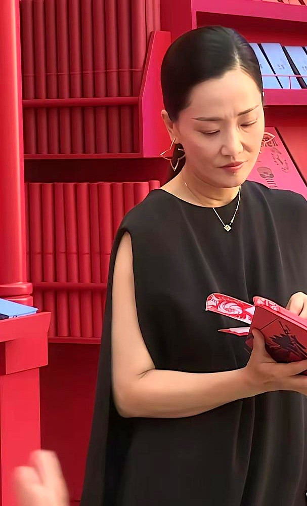 金莎之前嫌自己脸嫩，拒演肖战的妈，朱丹在边上惊得合不上嘴。结果转头接了《锦绣安宁》，41岁老老实实给