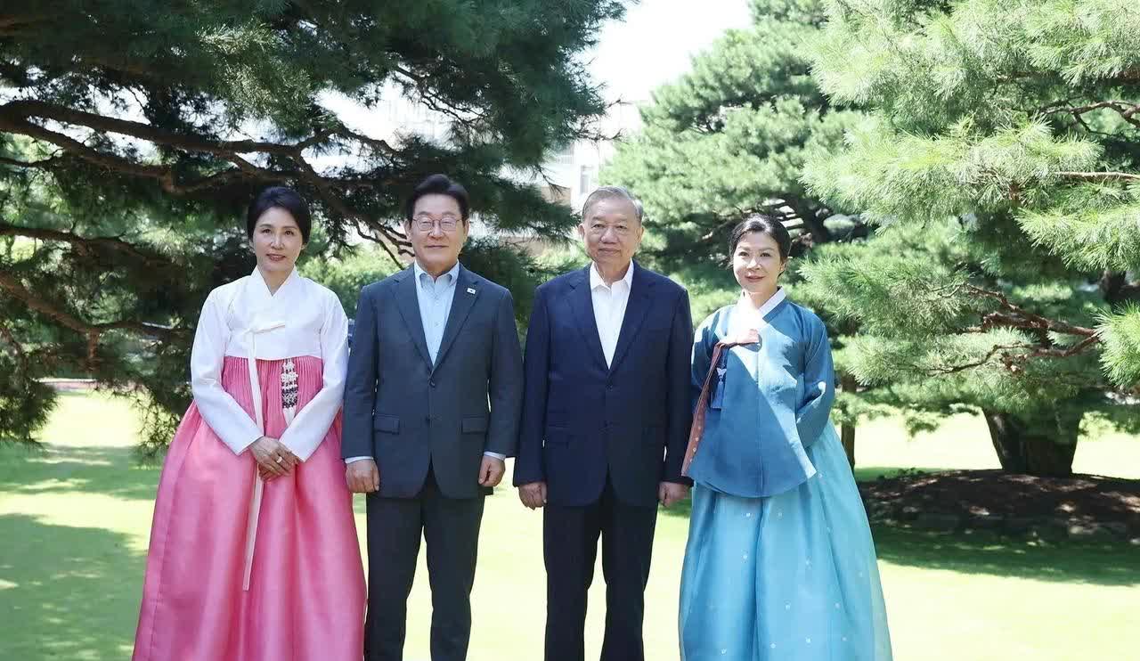在韩国访问的第三天，苏林夫人吴芳璃和58岁的金惠景合影。李在明与越南领导人一