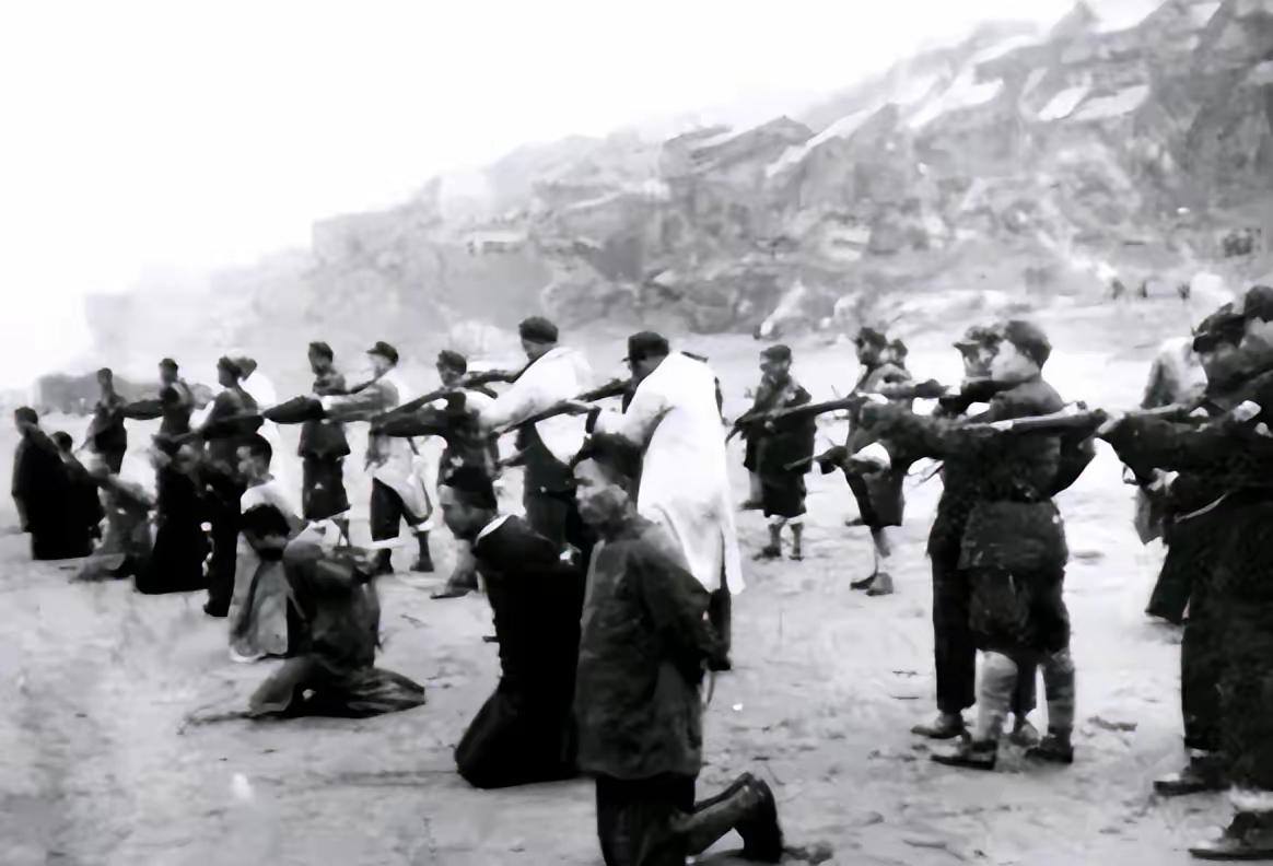 1947年8月，国民党师长李铁民下令将一百多地下党杀害，少将韩君明劝他：“老铁，