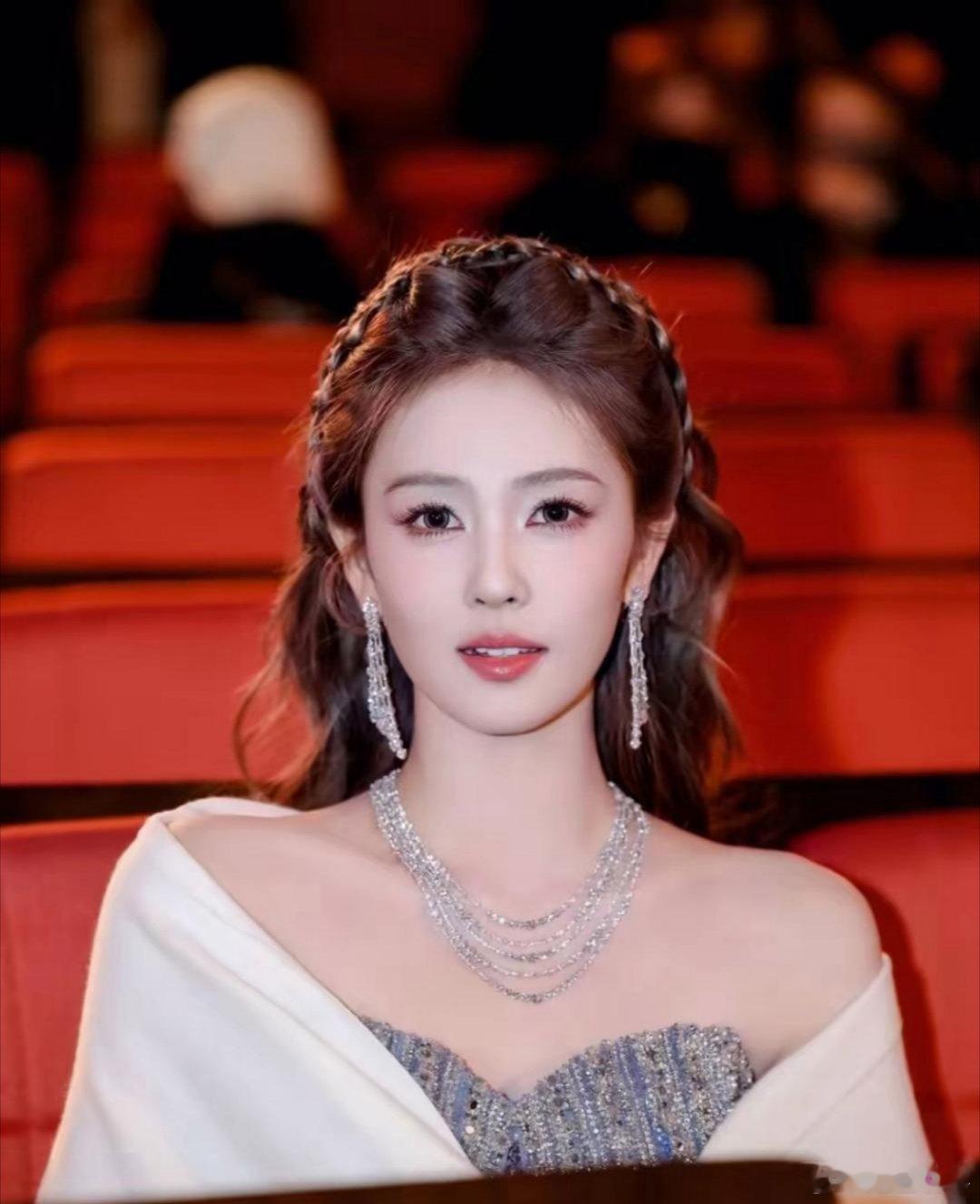 万万没想到，白鹿上热搜不是因为她在微博视界大会得奖了，而是因为她获奖感言观众有被