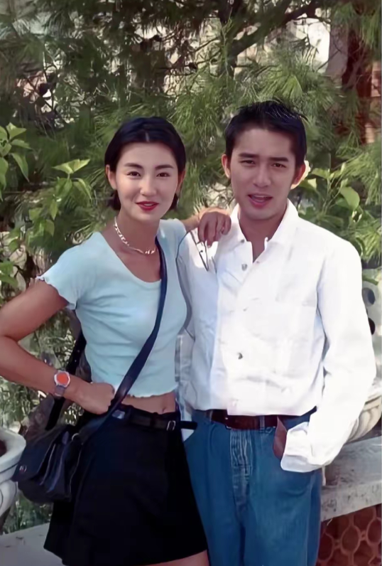 张曼玉年轻的时候真的很受看，魅力四射，妥妥的女神一枚！梁朝伟穿着白色的上衣，蓝色