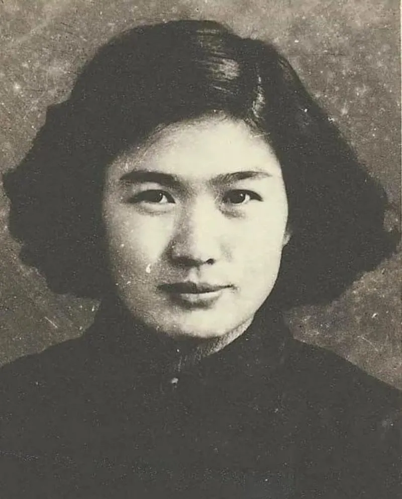 1968年，刘胡兰的继母胡文秀正宣传女儿的英雄事迹，突然台下有人骂胡文秀：“她是