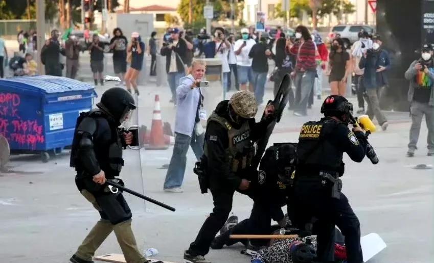 美国移民局这两天抓了很多老墨，这下润人是不是有更多的就业机会了？错了！美国移民局