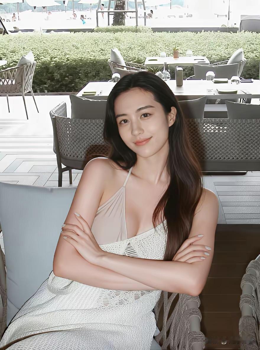 模特正常泳装展示，无任何不良导向