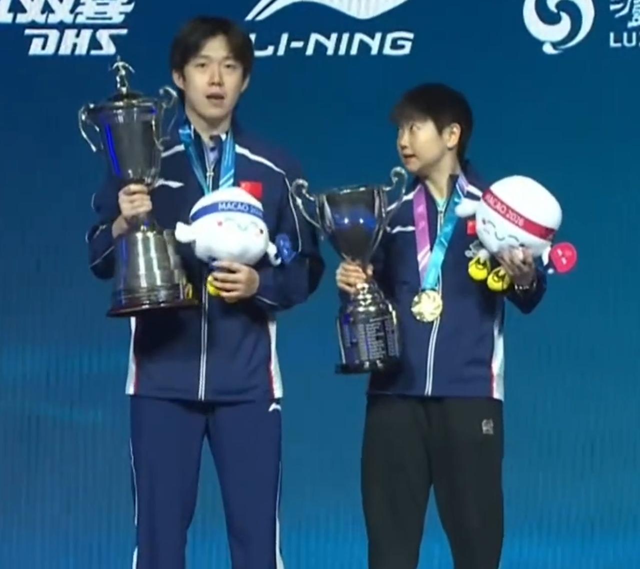 世界杯的奖杯原来这么有意思，很明显是有意设计成这样的。王楚钦第一次获得世界杯