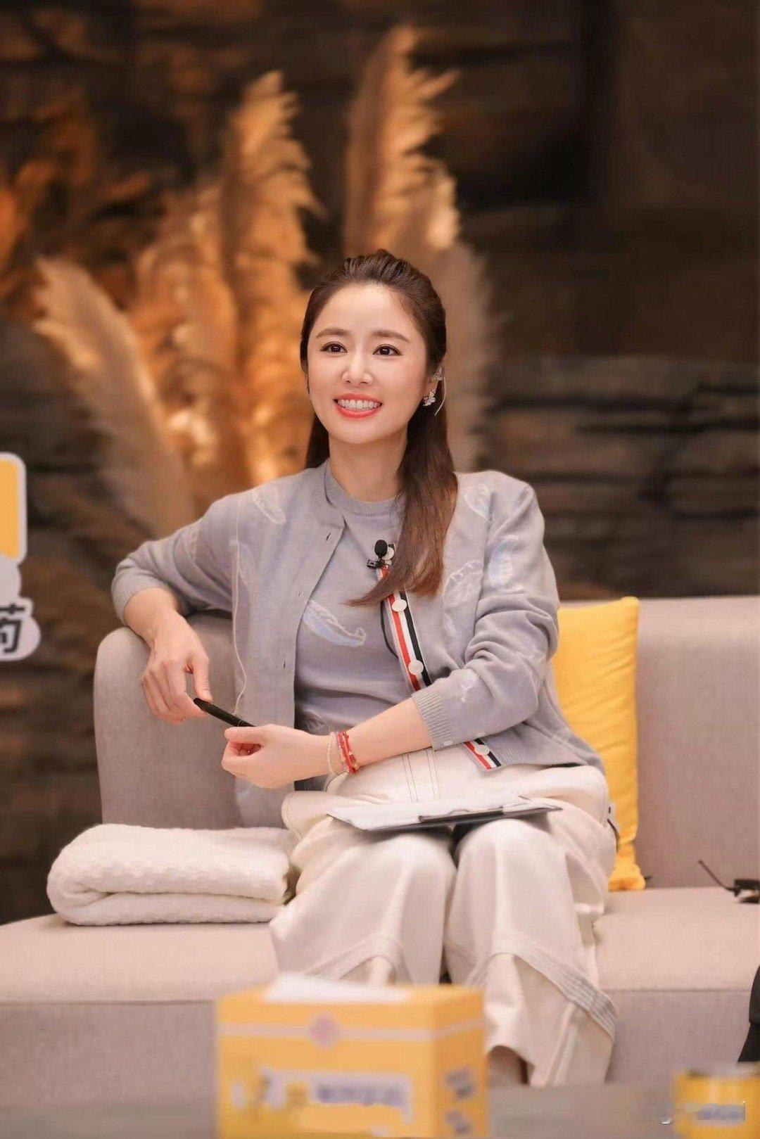 林心如当妈后状态反增！羽毛印花开衫搭配白色阔腿裤，简约中透着高级感，气质愈发显年