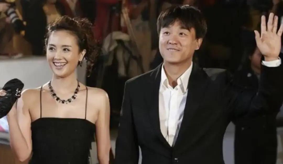 何冰这26年婚，给我看傻了。何冰和李海洋，1998年就领证，婚礼只花了5000