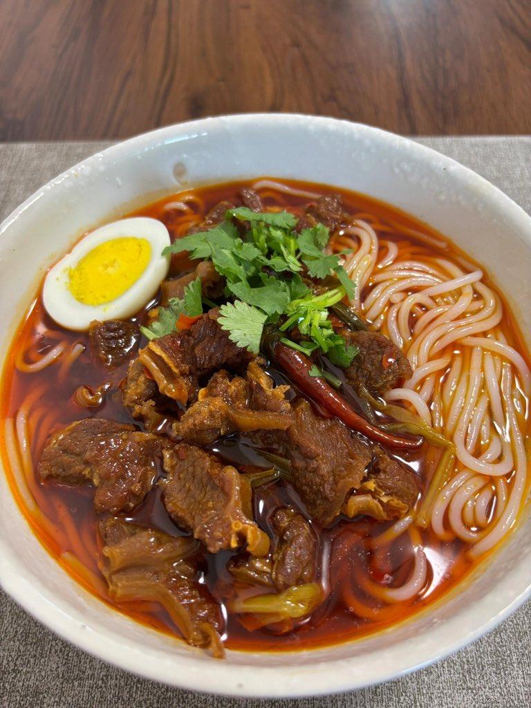 这两年真的牛肉降价很明显啊，以前这碗牛肉面不得40+啊，现在只要25，真的