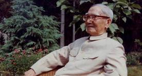 1937年11月16日，钱塘江大桥开通的前一天，一位戴着墨镜、穿黑色大衣的神秘人