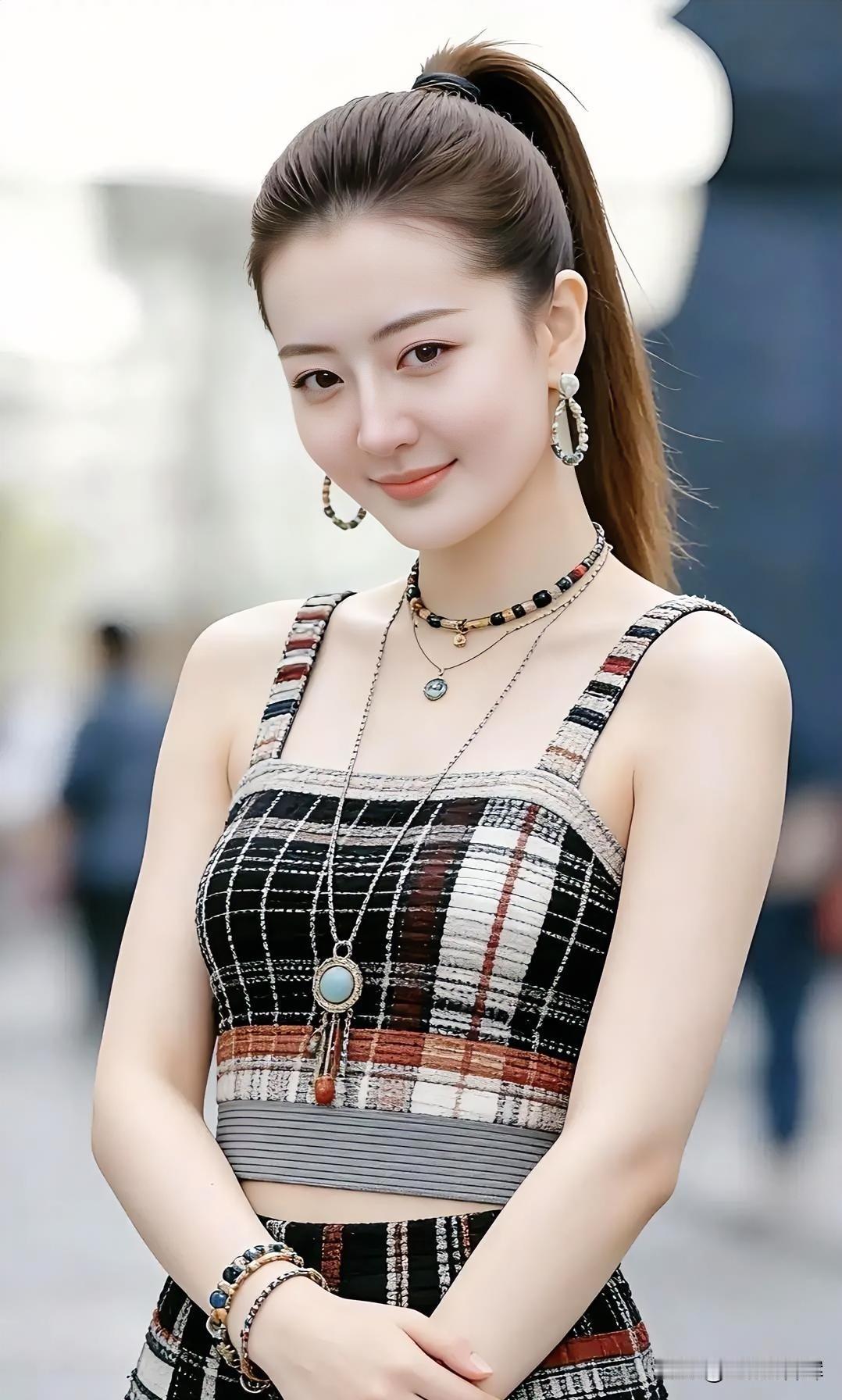 格纹上衣，叠戴珠链，马尾轻扬，笑意盈街，青春正好。