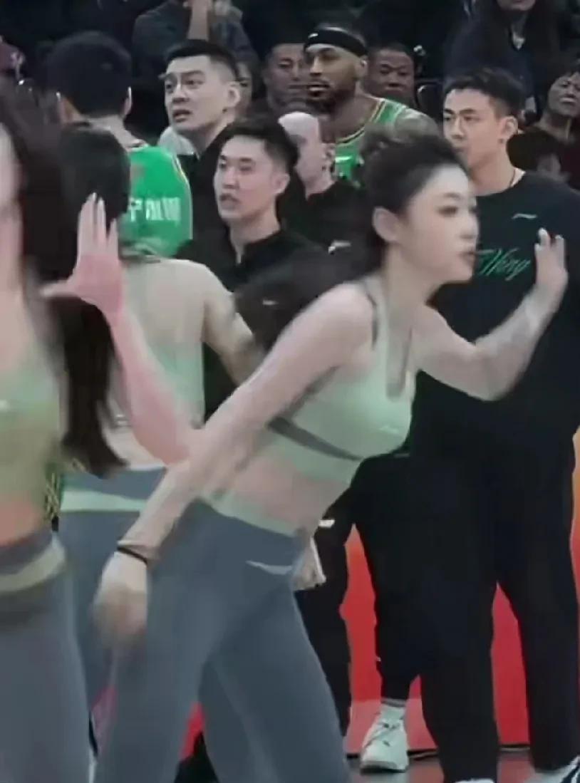 辽篮的美女拉拉队，感觉穿的有点过了！在东北德比辽宁对阵吉林的比赛中，辽宁男篮主