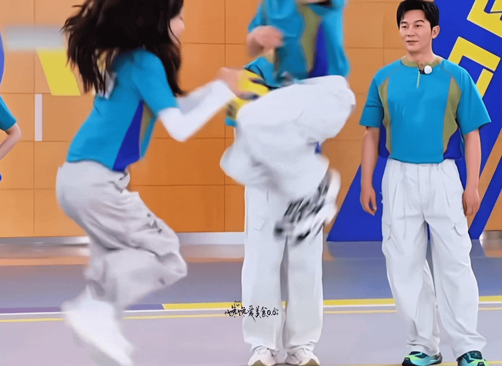 孟子义OMG你吓到张真源了张真源努力维持表情管理哈哈哈哈张真源你就说害怕不