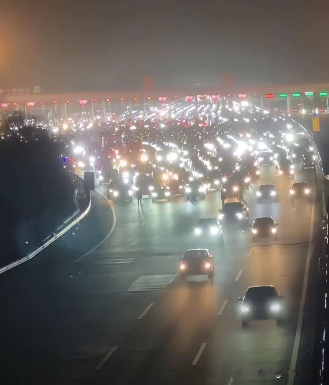 36车道亚洲最大收费站返程场面炸场皖苏吴庄收费站返程车流刷屏全网。新观