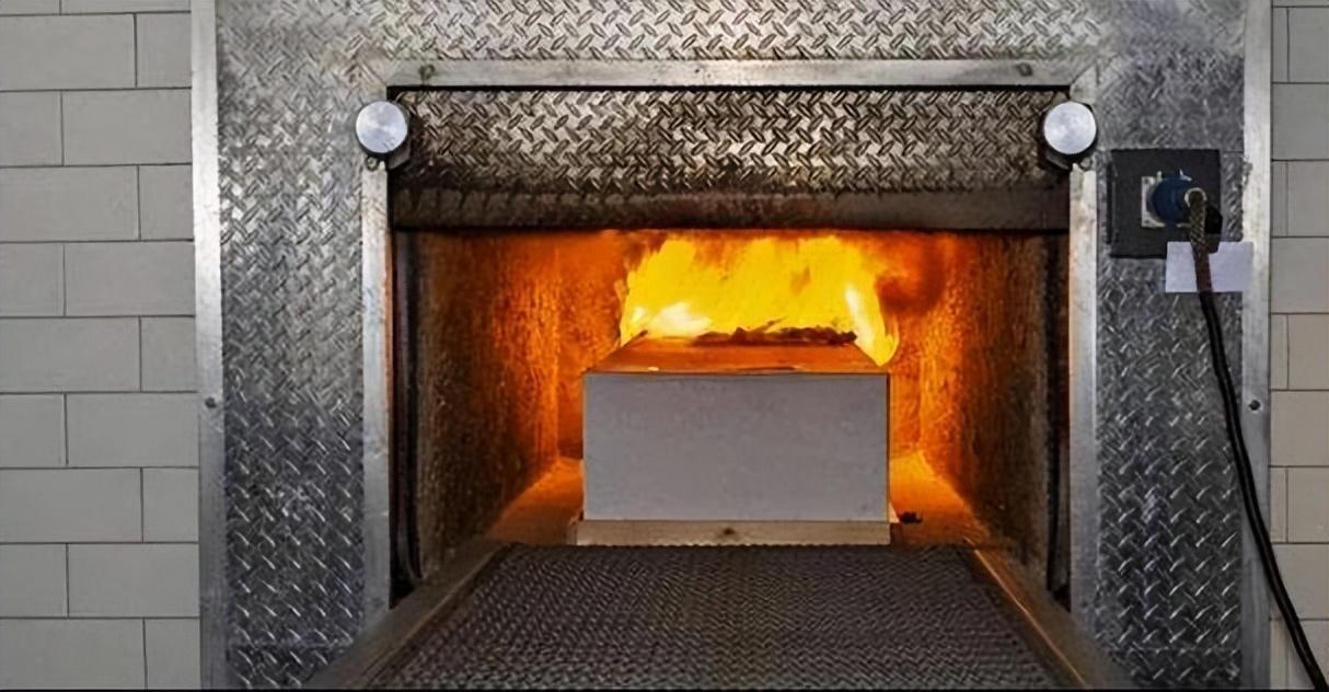 一位火葬场工作人员表示，人死后，第一步是火化，第二步是火化后不要领取骨灰，把骨灰