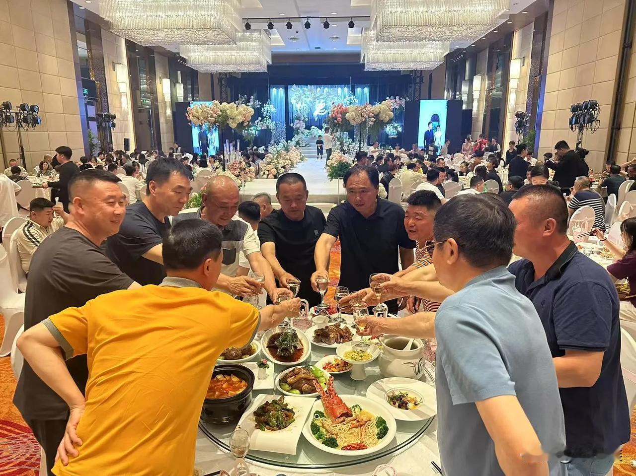 6月14日，留在沈阳最小的战友儿子结婚时，我们驱车350公里去参加，酒席上，当我